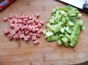 黄瓜火腿切好