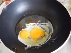 锅里加入油加入鸡蛋