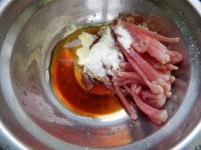 加入料酒生的淀粉抓 匀