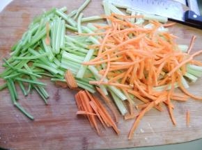 胡萝卜及芹菜切好