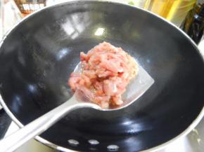 锅里加入油加入牛肉