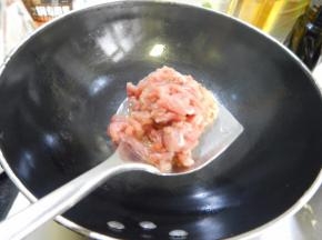 锅里加入油加入牛肉