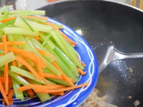 在加入芹菜胡萝卜