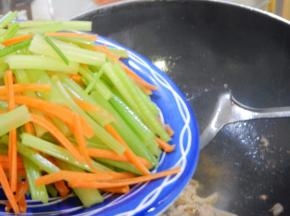 在加入芹菜胡萝卜