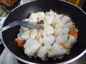 炒至米饭散开