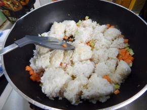 炒至米饭散开