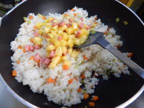 在加入火腿肠及菠萝粒