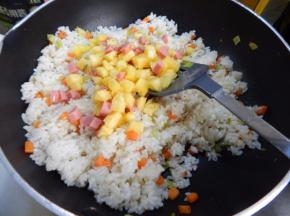 在加入火腿肠及菠萝粒