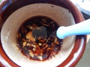 加入生抽盐及清水