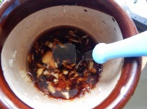 加入生抽盐及清水