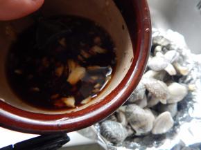 搅拌均匀泼在花蛤上