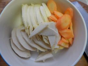 笋及胡萝卜切好