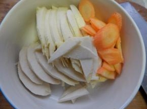 笋及胡萝卜切好