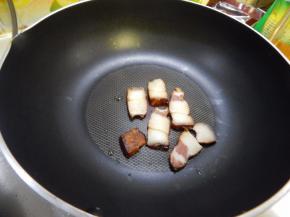 锅里加入油加入腊肉