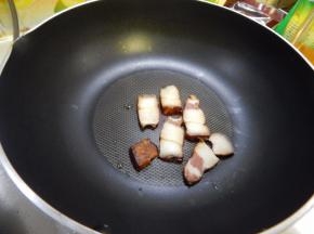 锅里加入油加入腊肉