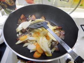 加入过完水的菜不停的翻炒一时间