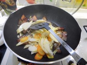 加入过完水的菜不停的翻炒一时间