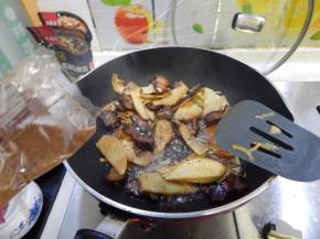 炒匀在加入五香粉炒匀