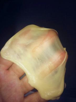 待一个和面程序后加入黄油，再启动一个程序，直至面团可以拉出薄膜。和面大概需要30-40分钟，依和面机和方子情况来定。