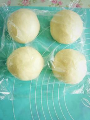 把和好的面团分成4等份，盖上保鲜膜静置15分钟。使面团处于完全放松的状态。