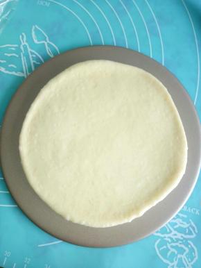 把一个面团擀成图片上大小，我用的是8寸不粘戚风模具，用来烤面包很方便。