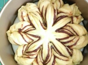 这样反复操作，直至都拧好，就可以刷一层蛋液，放入烤箱中进行发酵了。大概发酵50分钟左右。