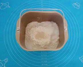 将面包部分出黄油之外的材料放入面包机，顺序为先放牛奶、鸡蛋，在放入高筋面粉，酵母放中间，盐、糖对角线放