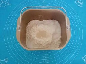 将面包部分出黄油之外的材料放入面包机，顺序为先放牛奶、鸡蛋，在放入高筋面粉，酵母放中间，盐、糖对角线放