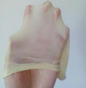 揉面结束后，取一小块面团，用手慢慢抻开，形成不易破的薄膜