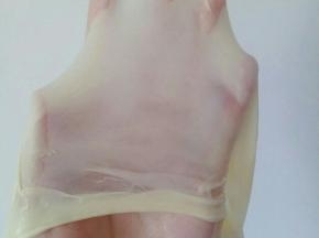 揉面结束后，取一小块面团，用手慢慢抻开，形成不易破的薄膜