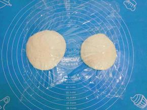 把面团排气后分成2份，根据自己的模具分成大小适量的剂子（我的小土司盒不一样大），盖上保鲜膜松弛15分钟