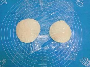 把面团排气后分成2份，根据自己的模具分成大小适量的剂子（我的小土司盒不一样大），盖上保鲜膜松弛15分钟