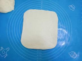 松弛好的面团，用擀面杖擀成长度和自己的模具差不多，宽度宽一些