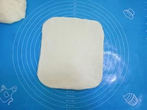 松弛好的面团，用擀面杖擀成长度和自己的模具差不多，宽度宽一些