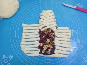 将面条片交织编成辫子