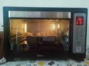 烤箱预热5分钟，170度30分钟左右（中途上色加盖锡纸，避免上色太深）