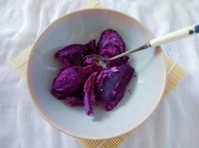 蒸熟后的紫薯去皮，放入大碗中