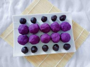 紫薯泥分成20克一份，豆沙6克一份