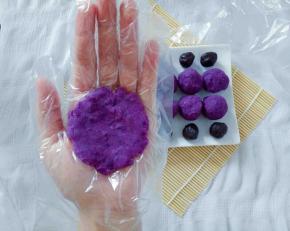 取一块紫薯泥按压成饼状