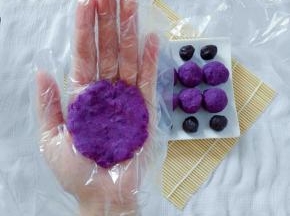 取一块紫薯泥按压成饼状