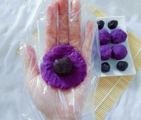 取一份豆沙放到紫薯饼上