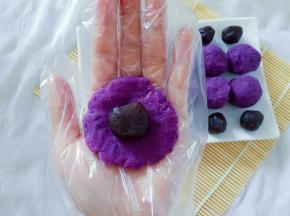 取一份豆沙放到紫薯饼上