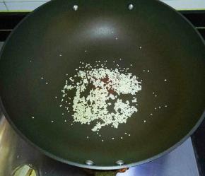 芝麻小火炒至微微黄就可以了（先把芝麻弄湿，不容易糊）