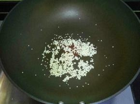 芝麻小火炒至微微黄就可以了（先把芝麻弄湿，不容易糊）