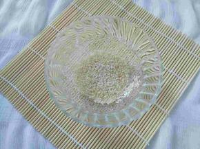 把炒熟的芝麻放入小碗中备用