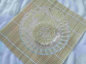 把炒熟的芝麻放入小碗中备用