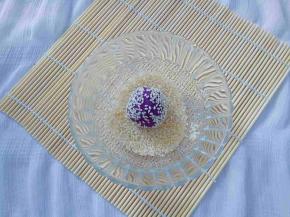 把搓圆的紫薯球放在炒好的熟芝麻里滚一圈即可