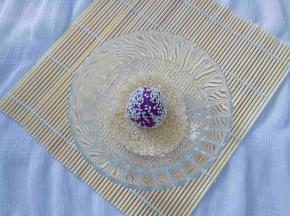 把搓圆的紫薯球放在炒好的熟芝麻里滚一圈即可