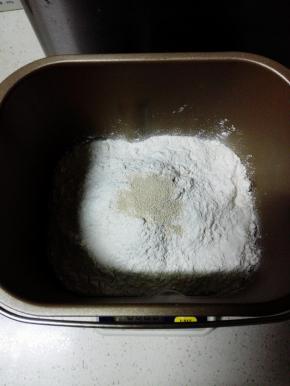 除黄油和豆沙外，所有材料放入面包机桶中，顺序：牛奶，全蛋液，细砂糖，盐，高粉，酵母
