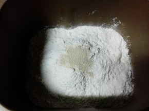 除黄油和豆沙外，所有材料放入面包机桶中，顺序：牛奶，全蛋液，细砂糖，盐，高粉，酵母